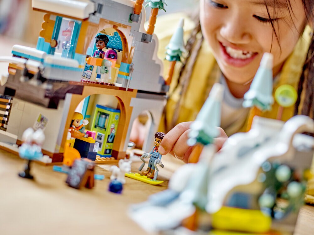 LEGO Friends - Skibakke og café 9+