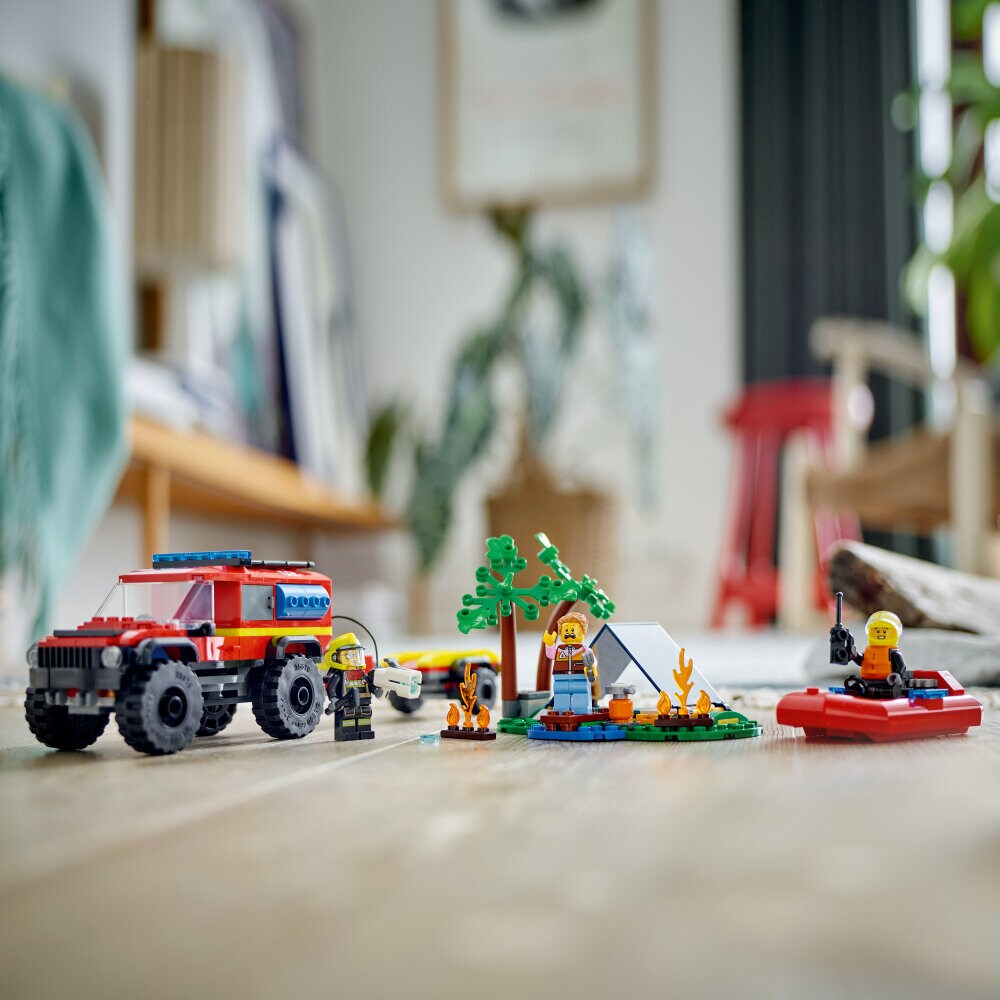 LEGO City - Firhjulstrukket brandbil med redningsbåd 5+