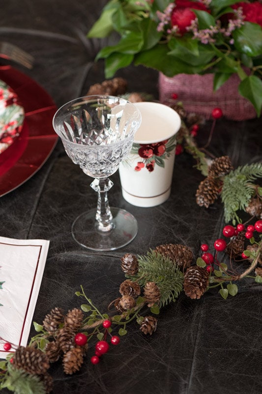 Blomsterguirlande med kogler og røde bær 120 cm