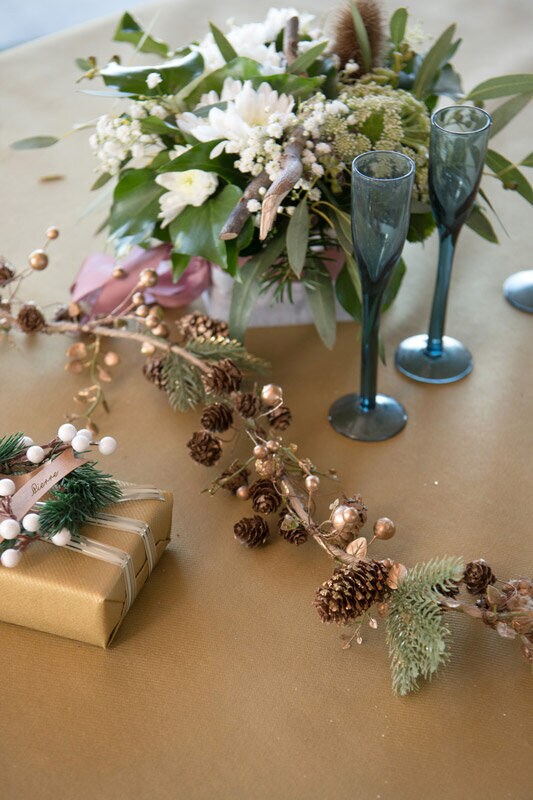 Guldfarvet guirlande med kogler og bær 120 cm