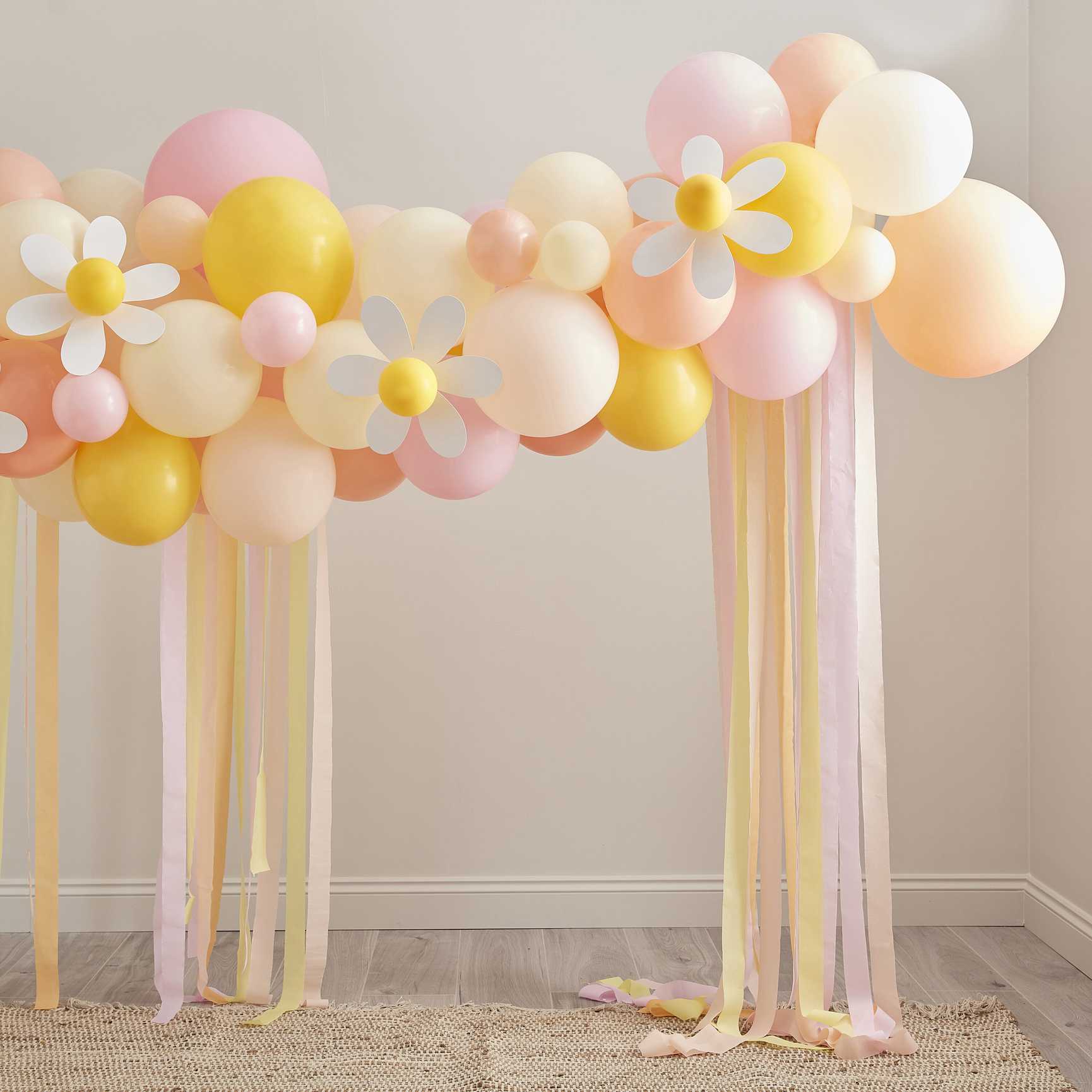 DIY Deluxe Ballonbue Pastel med blomster og streamers