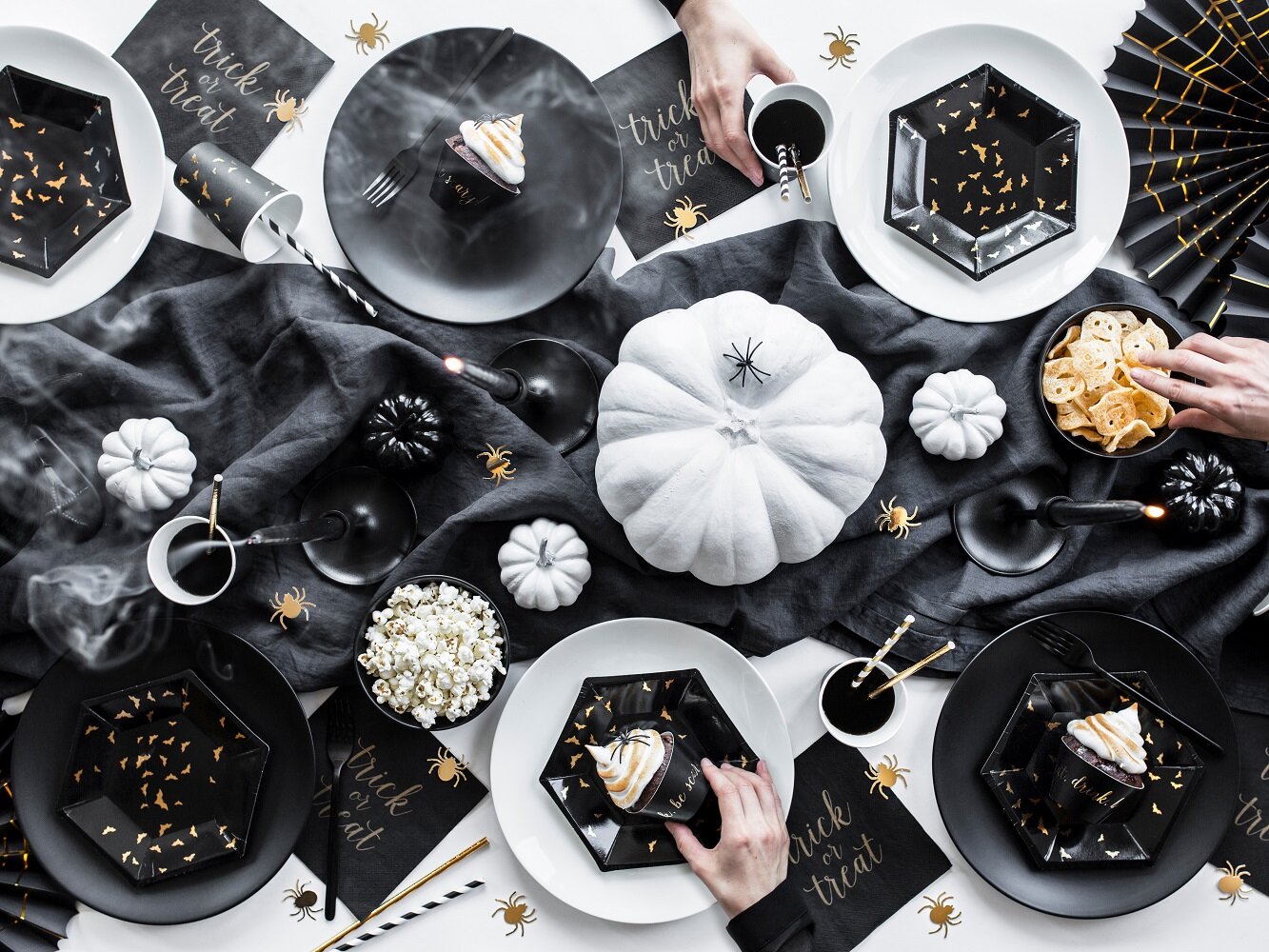 Halloweentallerkener med Guldflagermus 6 stk